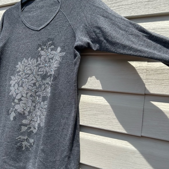 Women’s “Jake’s” long sleeved shirt. Gray with floral design. Size XL. - Picture 4 of 7